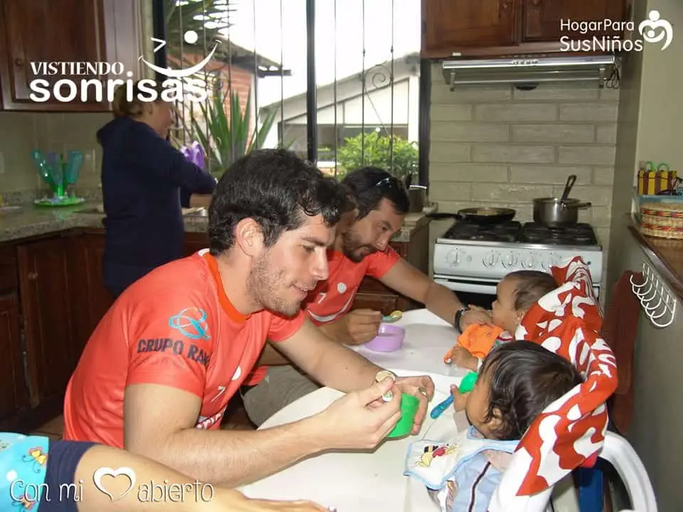 Entrega de ropa y juguetes en la Fundación Hogar para sus Niños FHC