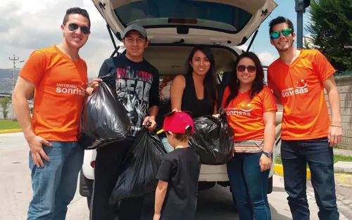 Voluntarios de Vistiendo Sonrisas en una jornada de entrega