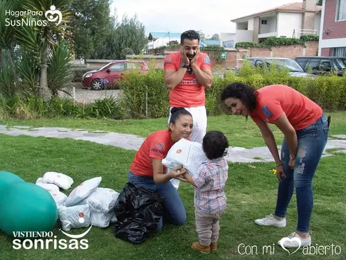 Voluntarios de Vistiendo Sonrisas junto a los niños de la fundación